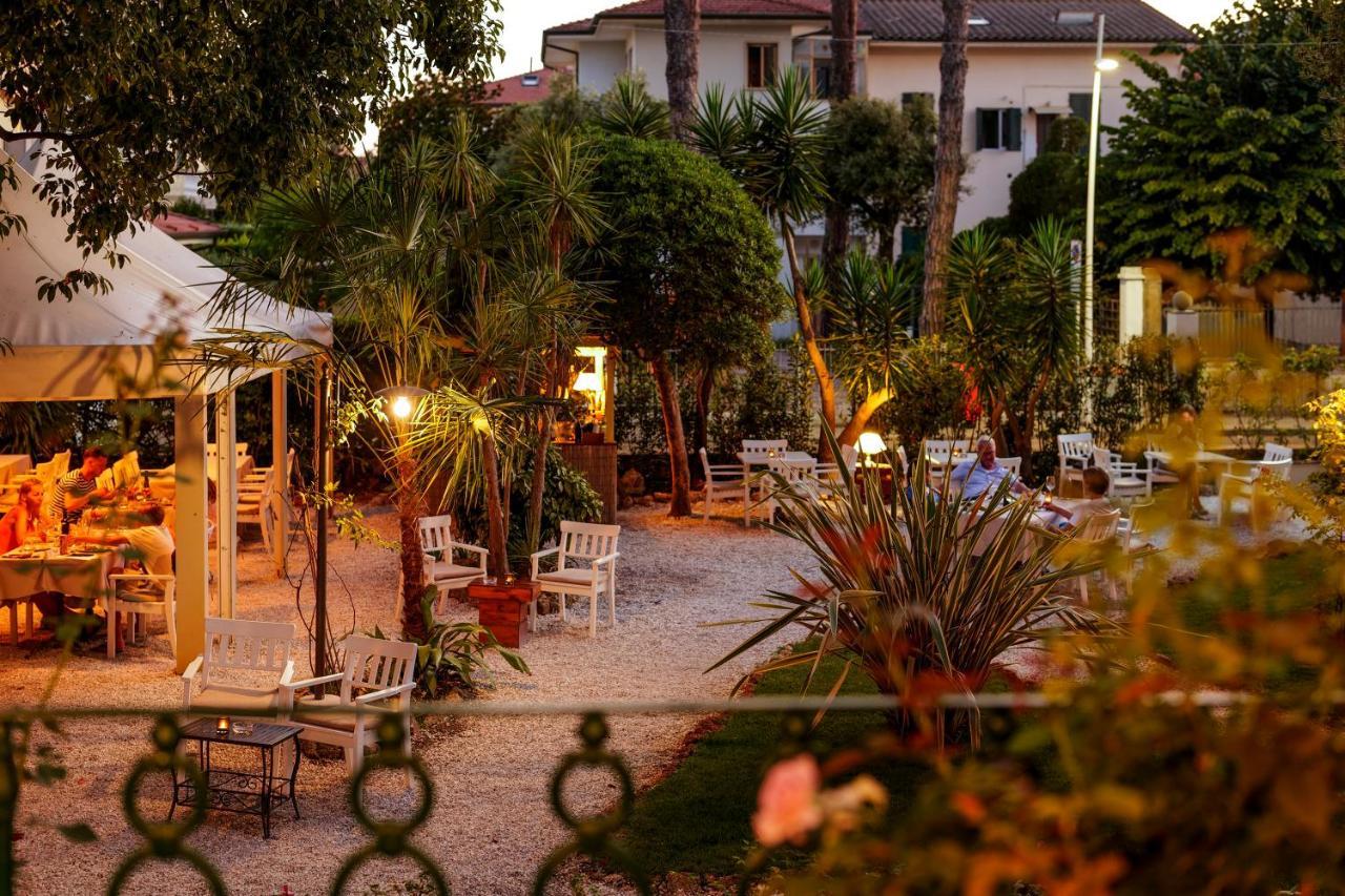 Hotel Club I Pini - Residenza D'Epoca In Versilia Λίντο ντι Καμαϊόρε Εξωτερικό φωτογραφία